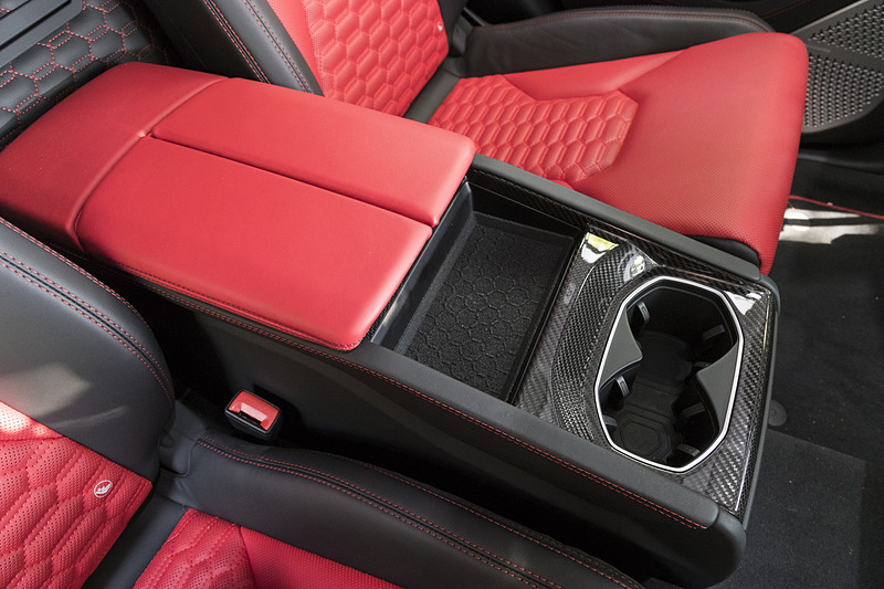 中央には左右独立して位置調節が可能なリアアームレストを装備。内部は小物入れになる