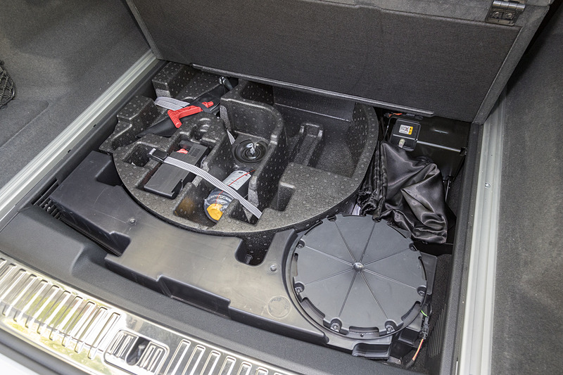 トランク下部にはツール類やパンク修理キットを収納。サブウーハーもこの位置