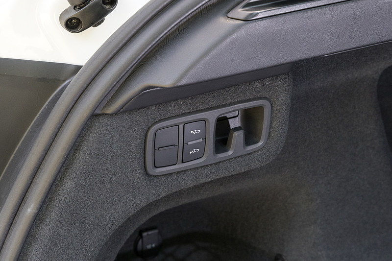 トランク内には車高調整用のスイッチ