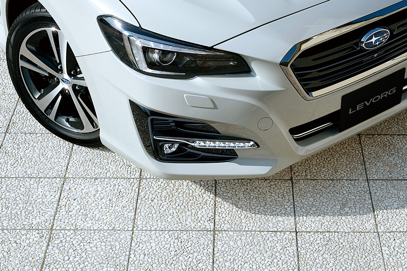 1.6GT EyeSight Smart Editionは「LEDハイ＆ロービームランプ（ブラックベゼル）」「メッキ加飾付フロントグリル（ダークメッキ＋ブラック塗装）」「ブラックカラードドアミラー」を標準装備