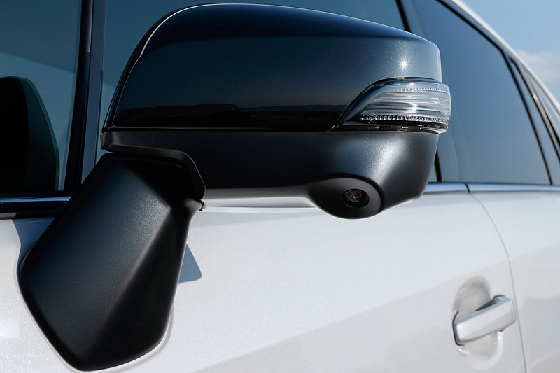 1.6GT EyeSight Smart Editionは「LEDハイ＆ロービームランプ（ブラックベゼル）」「メッキ加飾付フロントグリル（ダークメッキ＋ブラック塗装）」「ブラックカラードドアミラー」を標準装備