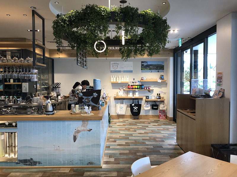 メルセデス・ベンツ浦安に併設するカフェ LAUMELIA。販売店の雰囲気とはガラリと変わり、明るくフレンドリーなカフェは心がほっこり。でも、こちらも販売店の社員が運営しているそうで、メルセデス・ベンツは一般的に浸透しているイメージよりも、もっとオープンで柔軟性があるんだなぁと感じます