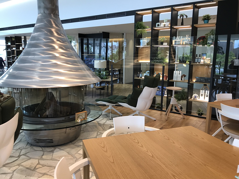 冬になると、メラメラと揺れる炎に癒される大きな暖炉が人気。足を伸ばせるチェアもあって、ついウトウトしちゃいそうですよね