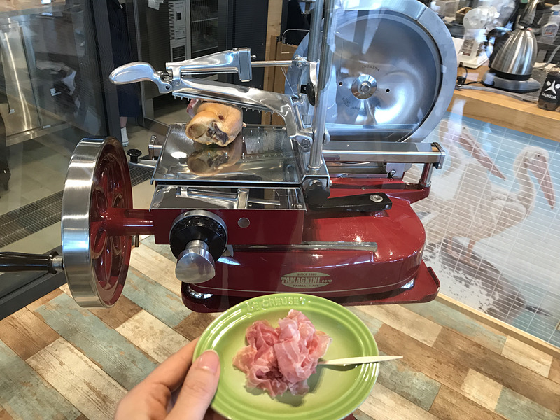 こちらがイタリア・タマニーニ製の生ハムスライサーと、それでスライスしてもらった生ハム。噛むほどに味が染み出してきて、とっても美味しかった！