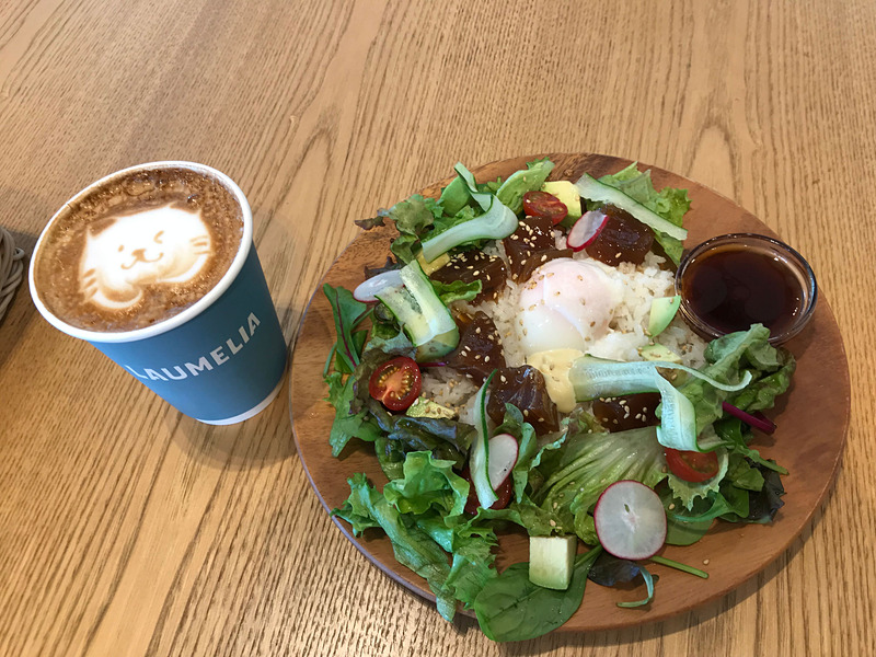 今回いただいたカフェラテと「ポキ with ライス」。ハンバーガーやベーグルも美味しそうでした～