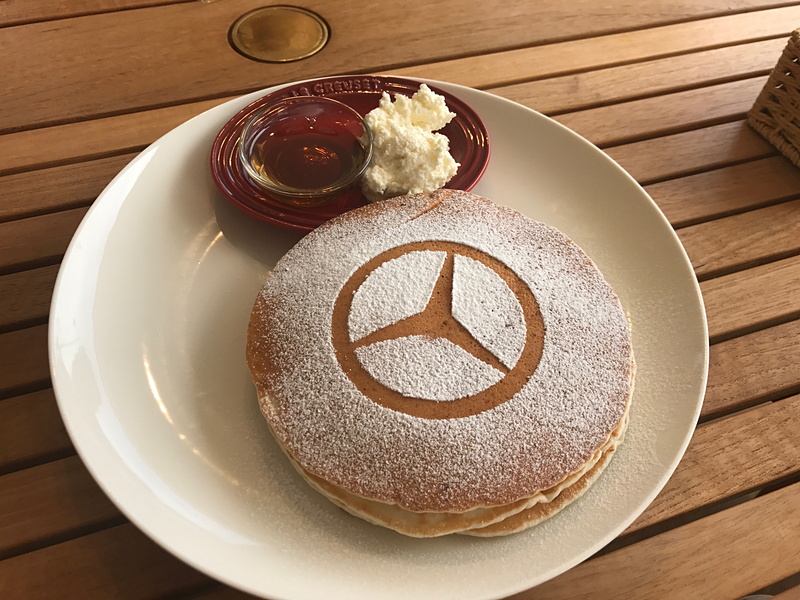もっちりとした生地が美味しい、メルセデスパンケーキも通常メニューにラインアップしています