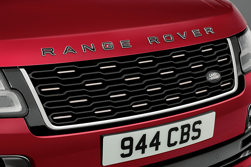 外観デザインではフロントグリルやボンネット、フェンダーベント、LEDのライト類などを一新