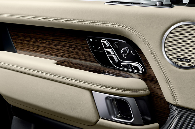 シートのポジション調整スイッチをドア側に移動してシート幅を拡大。ゆったりと深く着座できるよう設計変更した