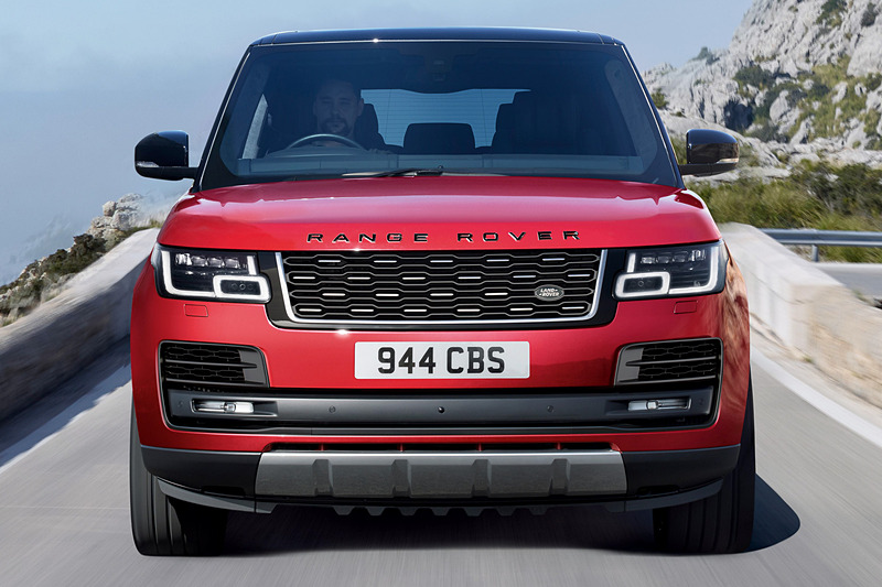 レンジローバー 2018年モデルの走行イメージ。V型8気筒 5.0リッター スーパーチャージドエンジンは15PSの出力向上を果たした