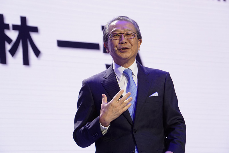 北京モーターショーのプレスカンファレンスで「カローラ」「レビン」のPHV導入を発表。小林氏は「世界で最も電動化が進むこの中国で、環境戦略を全方位で、着実に、自信を持って進めていきたい」とコメントした