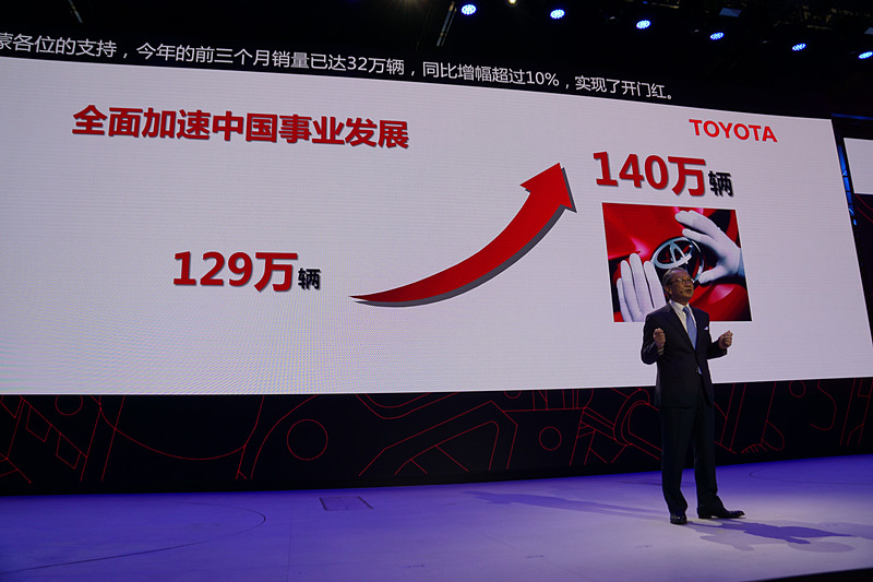 北京モーターショーのプレスカンファレンスで「カローラ」「レビン」のPHV導入を発表。小林氏は「世界で最も電動化が進むこの中国で、環境戦略を全方位で、着実に、自信を持って進めていきたい」とコメントした