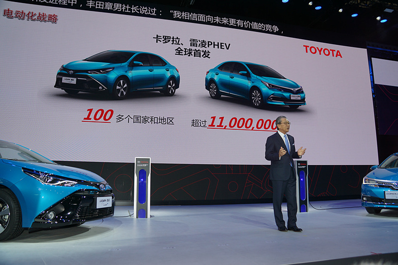 北京モーターショーのプレスカンファレンスで「カローラ」「レビン」のPHV導入を発表。小林氏は「世界で最も電動化が進むこの中国で、環境戦略を全方位で、着実に、自信を持って進めていきたい」とコメントした