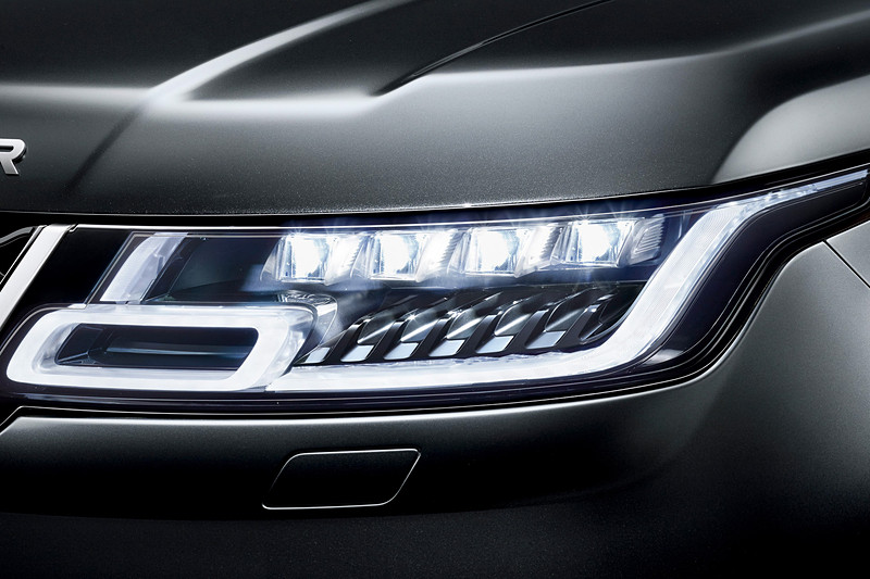 2018年モデルのレンジローバー スポーツではフロントグリルやボンネット、フェンダーベント、LEDのライト類などのデザインを一新