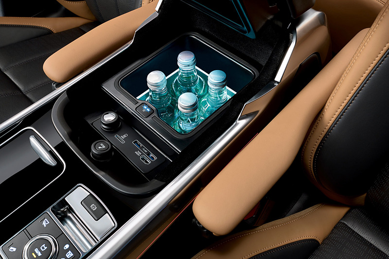 10インチの高解像度タッチスクリーン2個で構成する「Touch Pro Duo」、ブラインドをモーション操作できる「ジェスチャー・ルーフブラインド」、500mLボトル4本が収納可能な「急速冷蔵機能付センターコンソールボックス」などを車内装備に追加