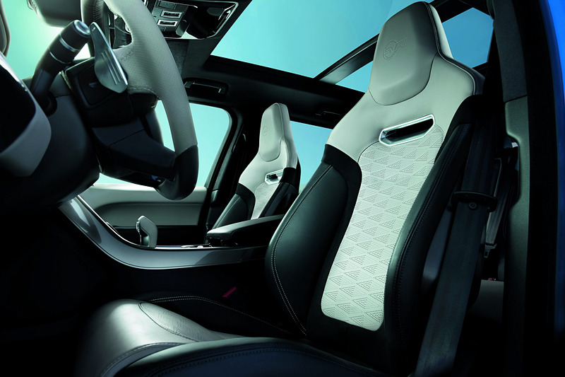 レンジローバー スポーツ SVRではエンジン出力を25PSアップの575PSに高め、スポーツサスペンションを標準装備する