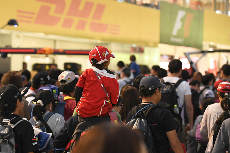 中学生以下の子供と同伴の人限定で参加できる「F1キッズピットウォーク」