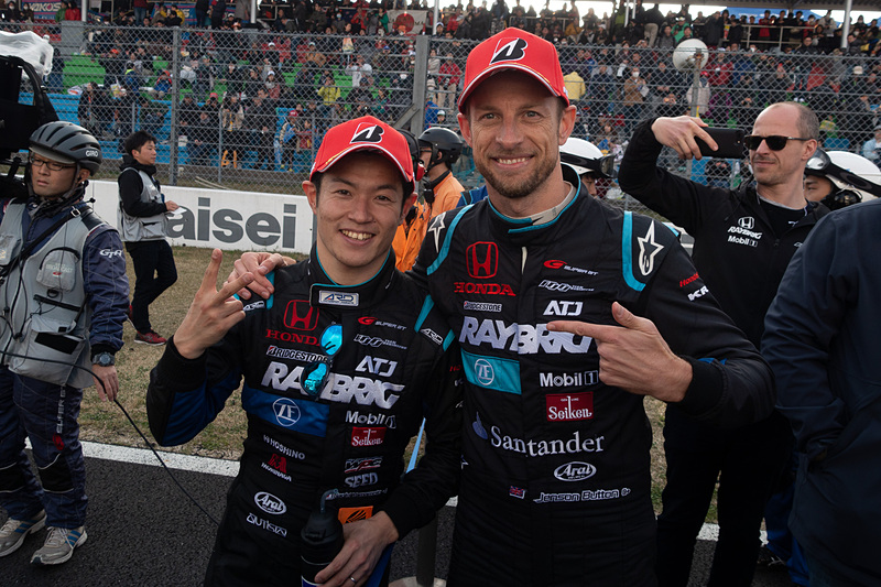 SUPER GT開幕戦 岡山で2位に入った100号車 RAYBRIG NSX-GTのドライバー 山本尚貴選手（左）と、ジェンソン・バトン選手（右）。タイヤ無交換作戦が2位入賞のポイント