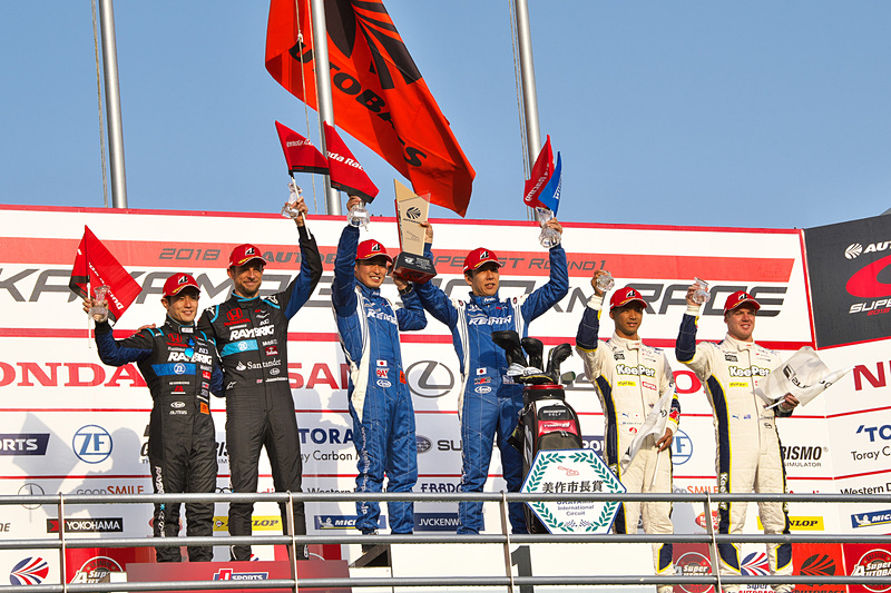 SUPER GT開幕戦岡山では、17号車 KEIHIN NSX-GT（塚越広大/小暮卓史組）が優勝、100号車 RAYBRIG NSX-GT（山本尚貴/ジェンソン・バトン組）が2位