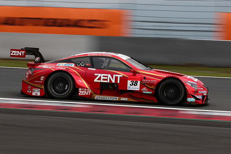 GT500クラスのポールポジションを獲得した38号車 ZENT CERUMO LC500（立川祐路/石浦宏明組）