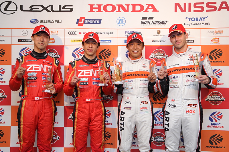 GT500クラスのポールポジションを獲得した石浦宏明選手（左）、立川祐路選手（中左）。GT300クラスのポールポジションを獲得した高木真一選手（中右）、ショーン・ウォーキンショー（右）