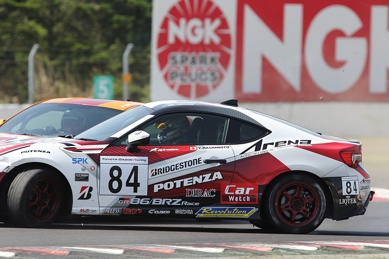 こちらがスピンの様子。6番手と接触してスピンし、さらに後続の車両が避けきれずに接触。菅生戦はリタイヤという結果に終わった