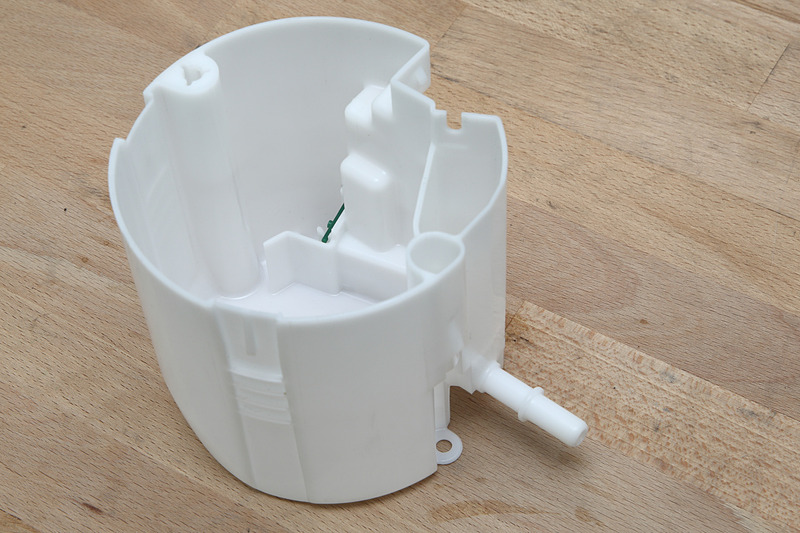 通称「フューエルカップ」「コレクタータンク」などと呼ばれる燃料ポンプが納められる部品