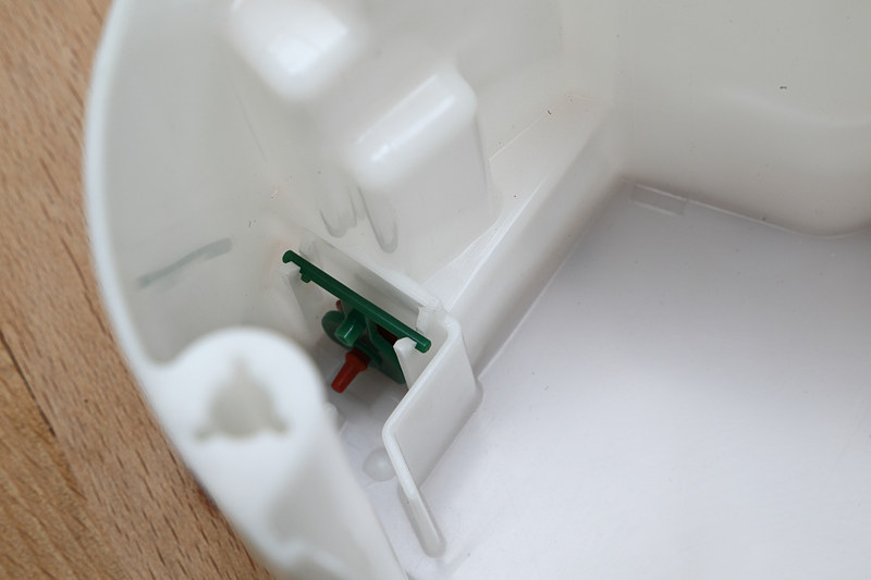 スバル WRX STI（A型）の部品にはグリーンのワンウェイバルブが備わり、一度吸い上げたガソリンはフューエルカップ内に留まるようになっていた