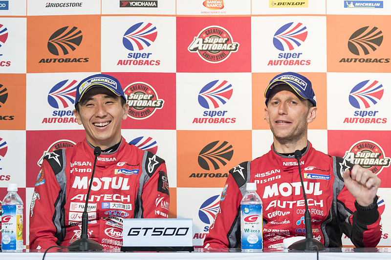 GT500優勝の23号車 MOTUL AUTECH GT-Rをドライブした松田次生選手（左）とロニー・クインタレッリ選手（右）