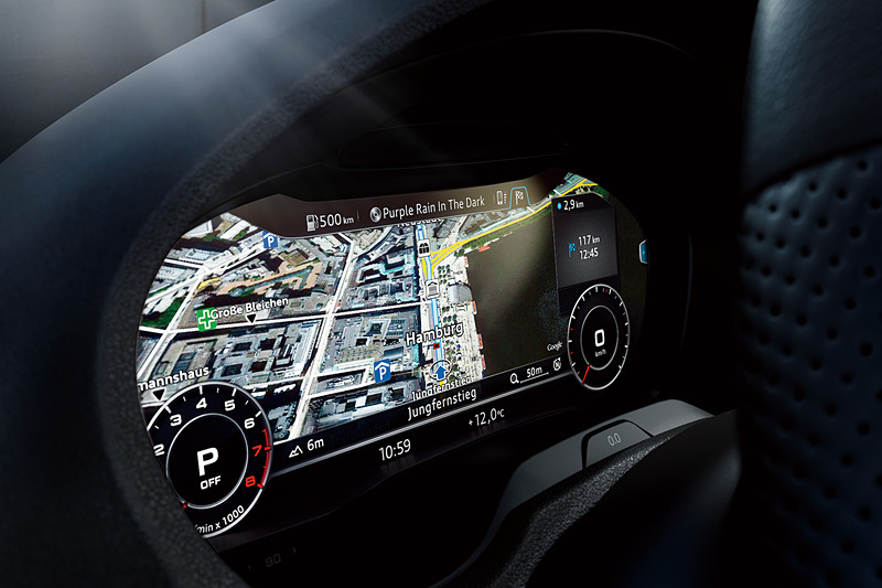 A3 スポーツバック/セダン S line techno limitedではバーチャルコックピットを含む「S lineパッケージ」をはじめ、専用マットチタン18インチアルミホイール、ルーフレール（スポーツバックのみ）、マトリクスLEDヘッドライト、「ナビゲーションパッケージ」などを標準装備