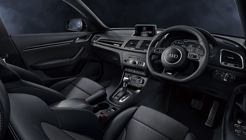 Q3 S line competitionではS lineパッケージをはじめ、専用コントラストペイントハイグロスブラック、専用ブラック19インチアルミホイール、ブラックルーフレールを装備。インテリアではピアノブラックデコラティブパネルを採用するとともに、パドルシフト付フラットボトムステアリングを装着