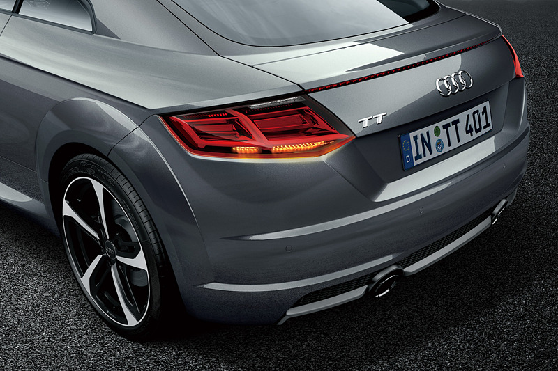 TT クーペ S line dynamic limitedではS lineエクステリアをはじめ、LEDヘッドライト＆LEDリアダイナミックインジケーター、アウディ サウンドシステム（9スピーカー）、Audi Sport 5スポークブレードデザイン19インチアルミホイール、運転支援システムの「アシスタンスパッケージ」を標準装備