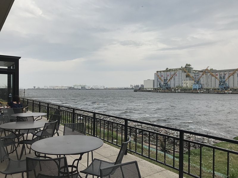 シーフードレストラン「PIER-01」のテラス席は、海が間近でとっても気持ちがいいところ。ワンちゃん連れでもゆったりと食事が楽しめます