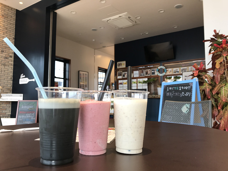 blue PUDDLEのピーナッツスムージー（右）は八街落花生を使った千葉ならではのフレーバー。体の中からキレイになれるコールドプレスジュースもオススメです