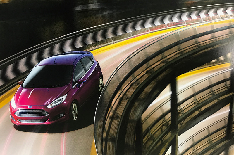 フィエスタのカタログの写真。ボクのフィエスタと同じホットマゼンダカラー