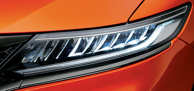 全車でLEDヘッドライトを採用。RS（左）は内側をブラック塗装した専用デザインとなり、Xと共にインラインタイプのデザインを採用。G（右）はユニット内のランプ配置が異なっている