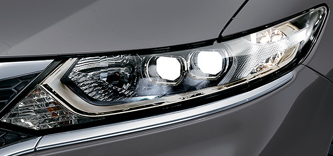 全車でLEDヘッドライトを採用。RS（左）は内側をブラック塗装した専用デザインとなり、Xと共にインラインタイプのデザインを採用。G（右）はユニット内のランプ配置が異なっている