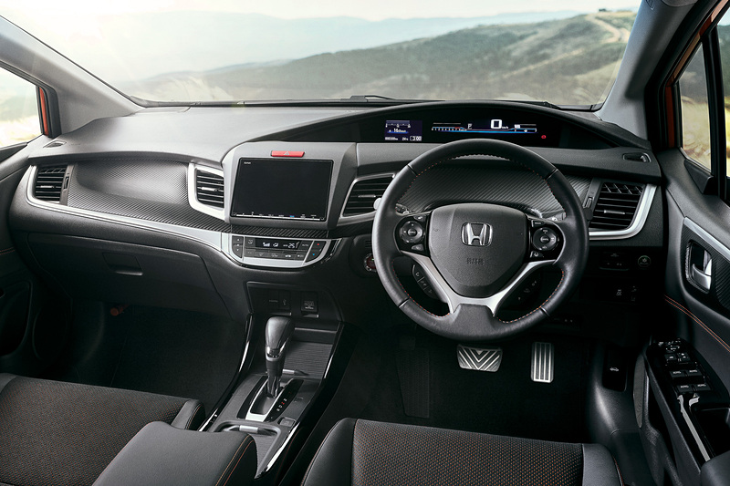 RSはインパネ加飾にカーボン調パネルを使用。内装色は「ブラック×オレンジ」のみ。