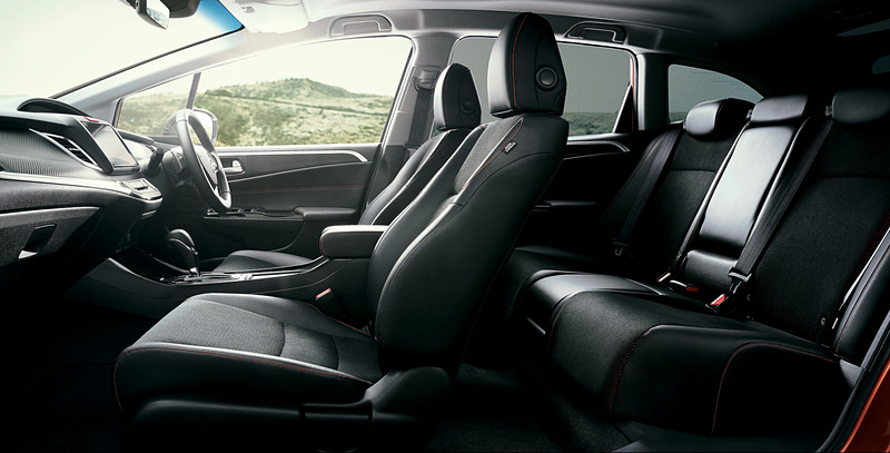 RSのフロントシートはサイドサポートを高めてホールド性アップを実施。シートアレンジはシートバックが前方に倒れるだけに止め、クッションの厚さを確保して快適な座り心地を実現。ベンチスタイルのシート中央には内蔵式の「大型アームレスト」や反転式のテーブルなどを備え、使い勝手を高めている