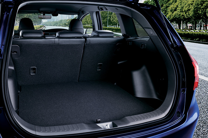 5人乗り仕様のラゲッジスペース容量は440L（VDA法）。フロアボードの下に23L分のアンダーボックスも用意する