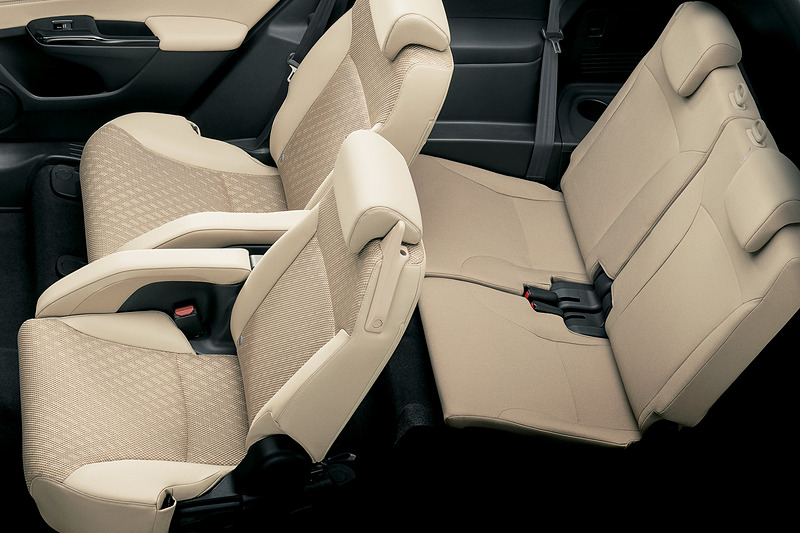6人乗り仕様はこれまで同様、特徴的な2列目の「Vスライドキャプテンシート」を採用。サードシートはシートバックを前に倒し、後方のストラップを引っぱって床下格納するスタイル。シートバック後方にあるラゲッジボードを展開するとフラットなラゲッジスペースとなる