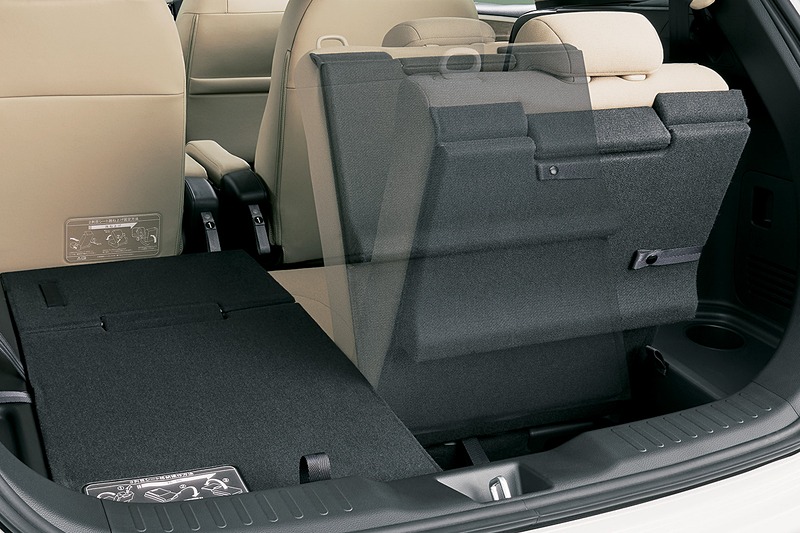6人乗り仕様はこれまで同様、特徴的な2列目の「Vスライドキャプテンシート」を採用。サードシートはシートバックを前に倒し、後方のストラップを引っぱって床下格納するスタイル。シートバック後方にあるラゲッジボードを展開するとフラットなラゲッジスペースとなる