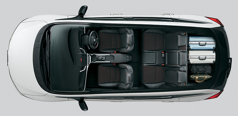 5人乗り仕様の収納イメージ。定員乗車時でも中型スーツケース4個、またはゴルフバッグ4個を収納可能で、6：4分割可倒のリアシートを前方に倒すことで多彩な使い方に対応する