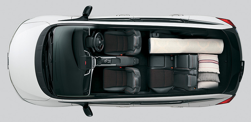 5人乗り仕様の収納イメージ。定員乗車時でも中型スーツケース4個、またはゴルフバッグ4個を収納可能で、6：4分割可倒のリアシートを前方に倒すことで多彩な使い方に対応する