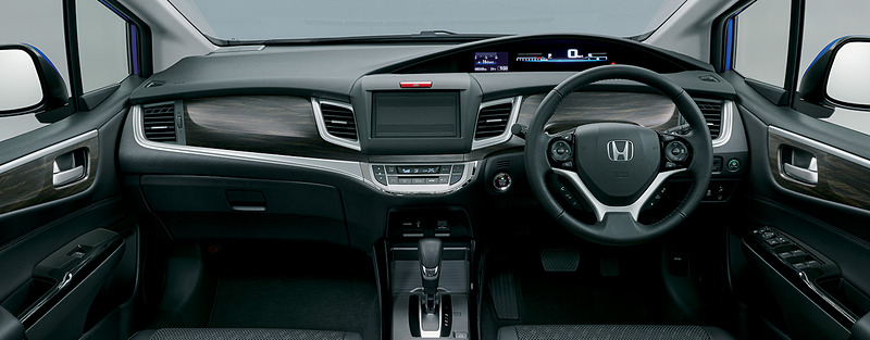 X Honda SENSINGのインテリア。内装色はブラックで、加飾パネルはミモザ組木調