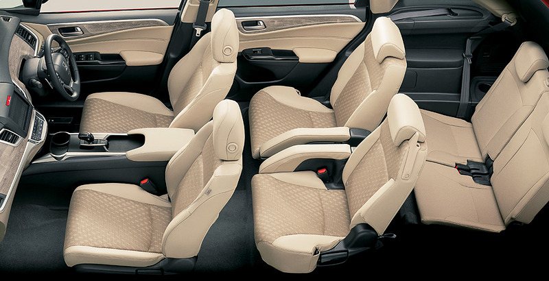 HYBRID X Honda SENSINGのインテリア。内装色はアイボリーで、加飾パネルはオーク木目調