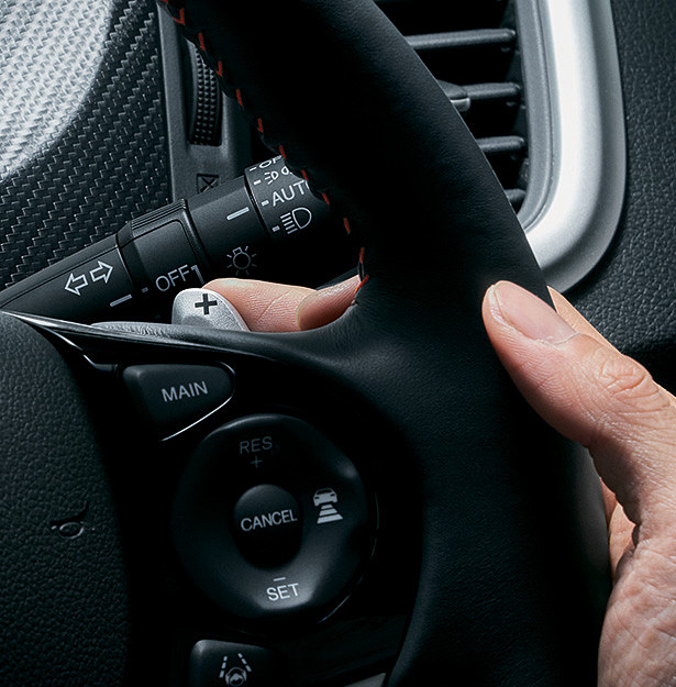 パドルシフトはこれまでRS専用品だったが、全車標準装備に変更された