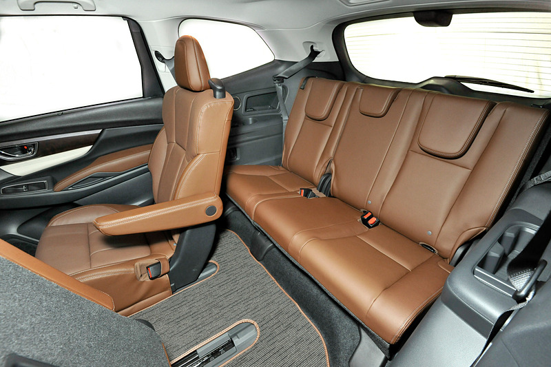 乗車定員は7名仕様と8名仕様を設定