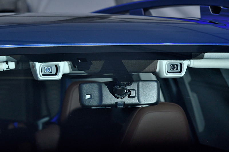 アセントのボディサイズは4998×1930×1819mm（全長×全幅×全高）、ホイールベースは2890mm。アイサイトも標準装備する。エンジンは新開発の水平対向4気筒2.4リッター直噴ターボ「FA24」で、最高出力260HP/5600rpm、最大トルク277lb-ft/2000-4800rpmを発生