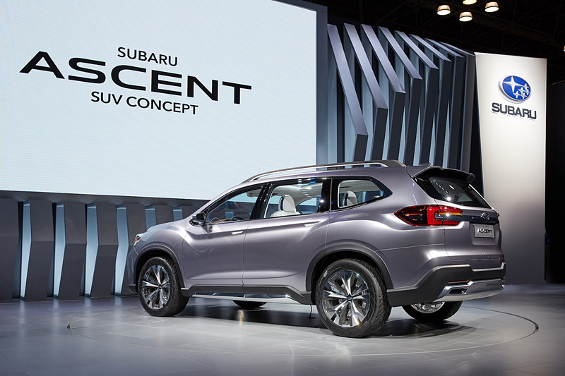 アセントのボディサイズは4998×1930×1819mm（全長×全幅×全高）、ホイールベースは2890mm。アイサイトも標準装備する。エンジンは新開発の水平対向4気筒2.4リッター直噴ターボ「FA24」で、最高出力260HP/5600rpm、最大トルク277lb-ft/2000-4800rpmを発生