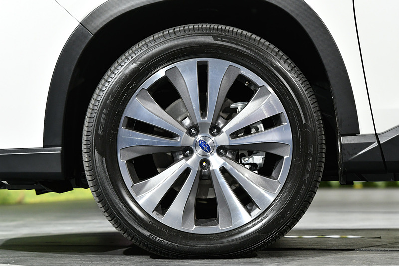 アセントのボディサイズは4998×1930×1819mm（全長×全幅×全高）、ホイールベースは2890mm。アイサイトも標準装備する。エンジンは新開発の水平対向4気筒2.4リッター直噴ターボ「FA24」で、最高出力260HP/5600rpm、最大トルク277lb-ft/2000-4800rpmを発生